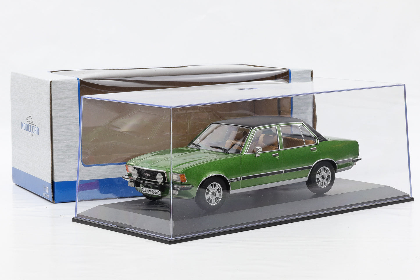 1:18 Opel Commodore B GS/E 1972 grün metallic / MCG diecast + Vitrine