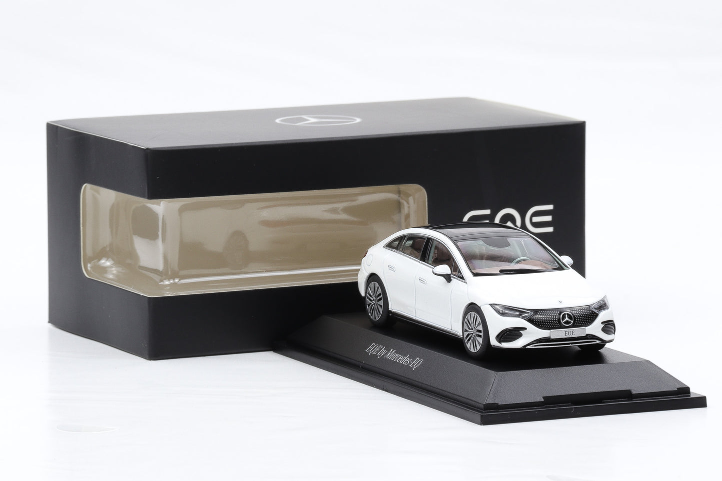 1:43 Herpa Mercedes-Benz EQ EQE V295 opalithweiß bright 2022 Dealer B669601106