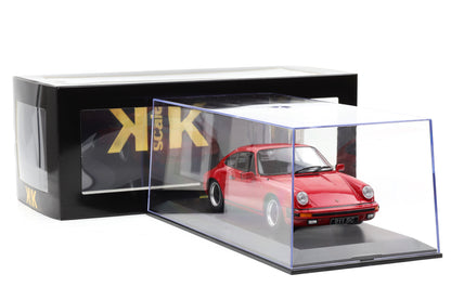 1:18 Porsche 911 Carrera Coupe 1983 weiss schwarz rot + Vitrine KK Scale