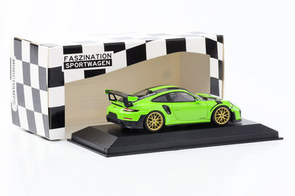 1:43 بورش 911 GT2 RS 991.2 حواف باللون الأخضر والذهبي Minichamps