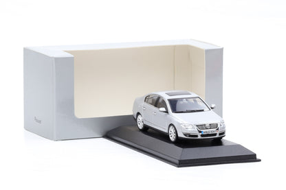 1:43 Minichamps Volkswagen VW Passat B6 2006 silber Dealer