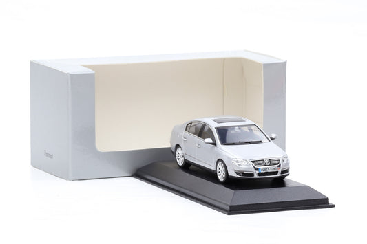 1:43 Minichamps Volkswagen VW Passat B6 2006 silber Dealer