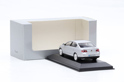 1:43 Minichamps Volkswagen VW Passat B6 2006 silber Dealer