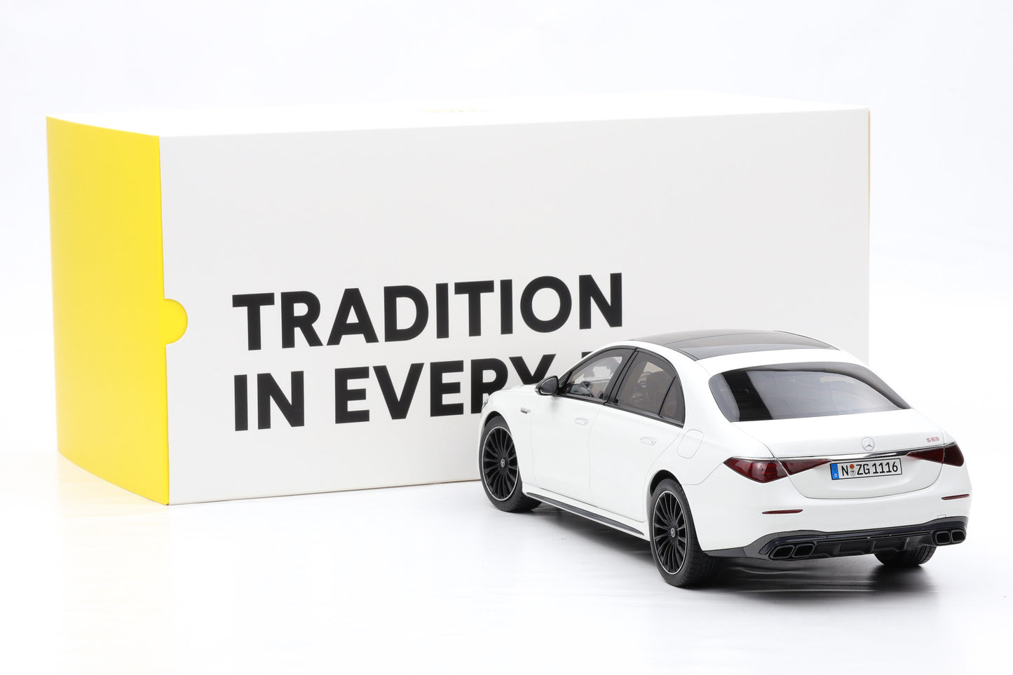 1:18 NZG Mercedes-Benz AMG S 63 E V8 Performance 2022 opalith white