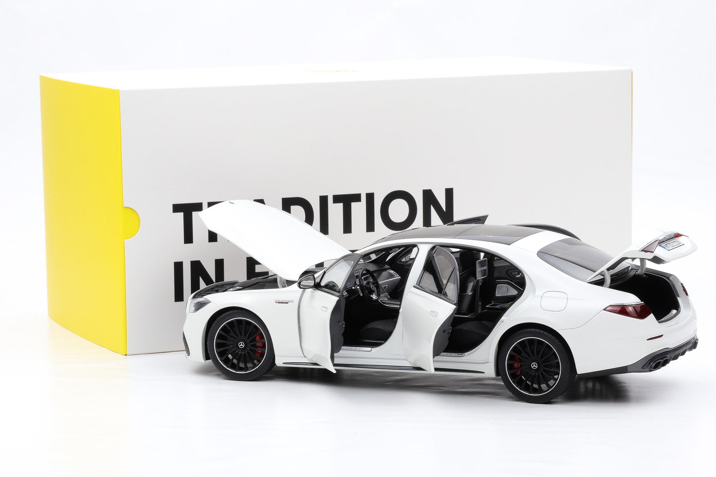 1:18 NZG Mercedes-Benz AMG S 63 E V8 Performance 2022 opalith white