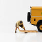 1:18 Figure Mechanic Crew 4x4 Offroad Camel Trophy Mechanic bent over with driving plate American Diorama 2