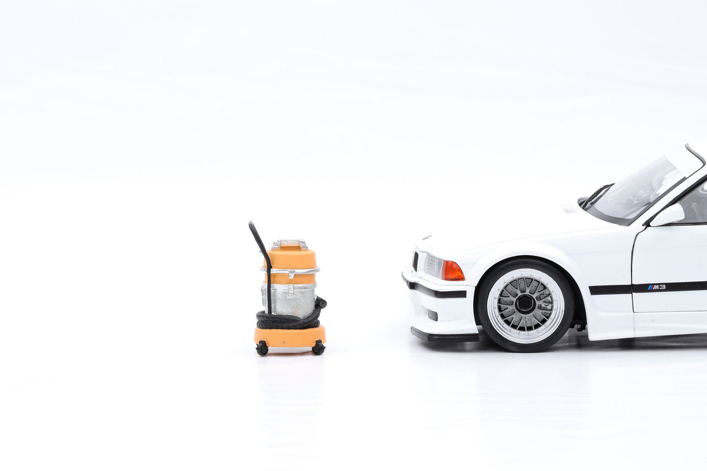 1:18 American Diorama Figur Detail Masters Polish & Shine BMW Reinigung Figuren