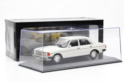 1:18 Mercedes-Benz 230E W123 Saloon 1975 weiss diecast KK Scale + Vitrine