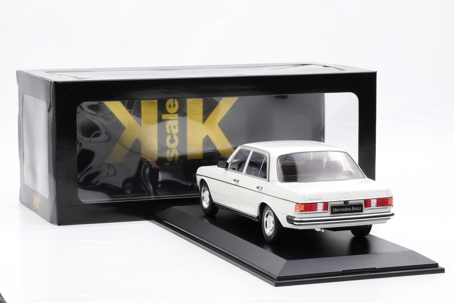 1:18 Mercedes-Benz 230E W123 Saloon 1975 weiss diecast KK Scale + Vitrine