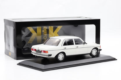 1:18 Mercedes-Benz 230E W123 Saloon 1975 weiss diecast KK Scale + Vitrine