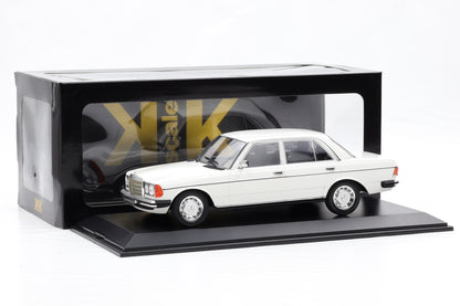 1:18 Mercedes-Benz 230E W123 Saloon 1975 weiss diecast KK Scale + Vitrine