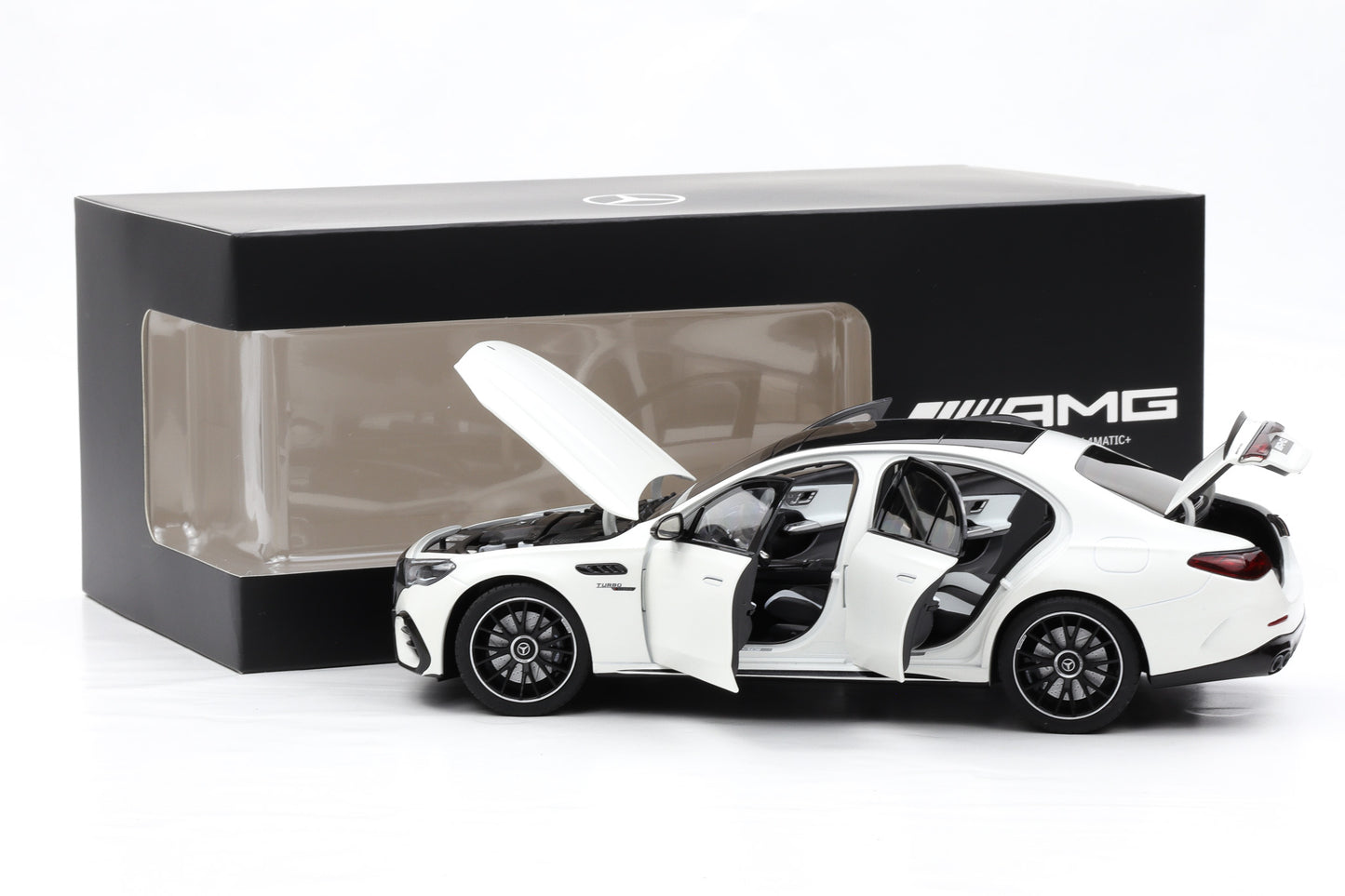 1:18 NZG Mercedes-Benz AMG E 53 Hybrid 4MATIC Opalith white magno Dealer