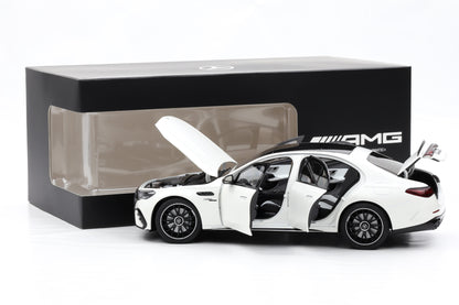 1:18 NZG Mercedes-Benz AMG E 53 Hybrid 4MATIC Opalith white magno Dealer