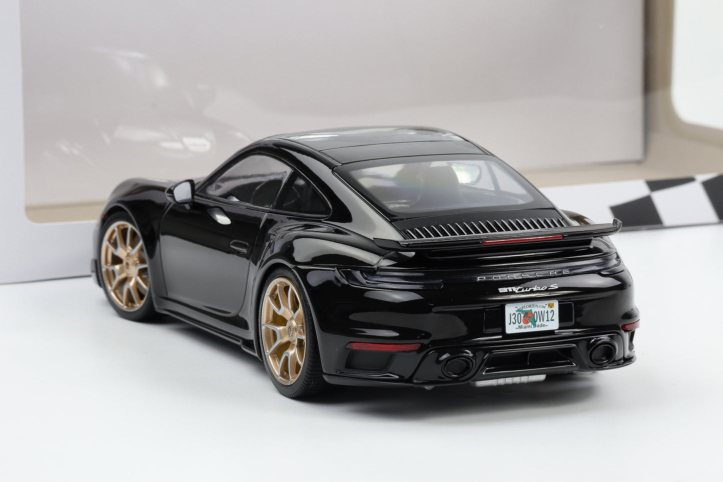 1:18 Minichamps Porsche 911 992 Turbo S Coupe Film Bad Boys 2024 schwarz