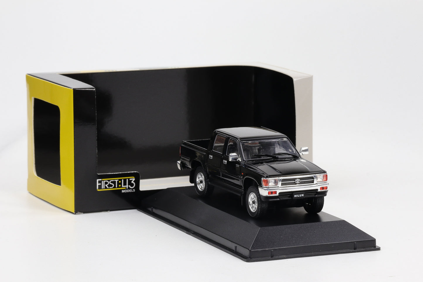 1:43 First Toyota Hilux SR5 schwarz 1997 F43-132 diecast
