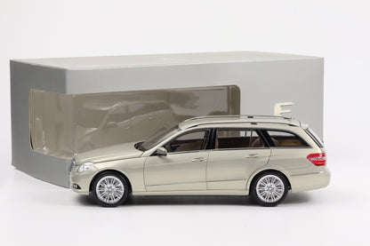 1:18 Minichamps Mercedes-Benz E-Klasse S212 T-Modell Perlbeige metallic full opening