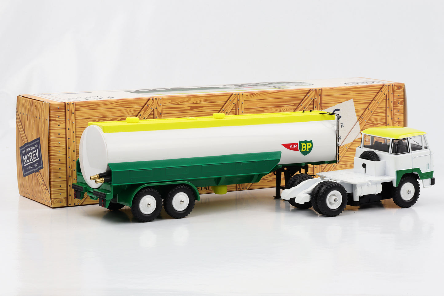 1:43 Camión cisterna Unic Esterel Air BP blanco-amarillo-verde Norev diecast