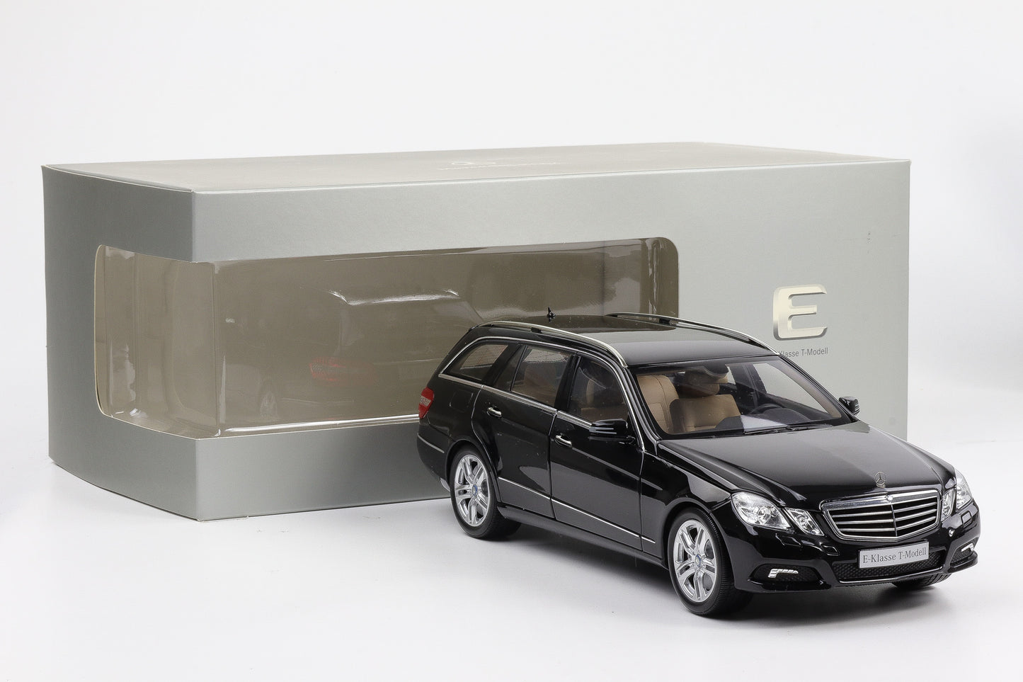 1:18 Minichamps Mercedes-Benz E-Klasse S212 T-Modell Obsidianschwarz metallic 2009