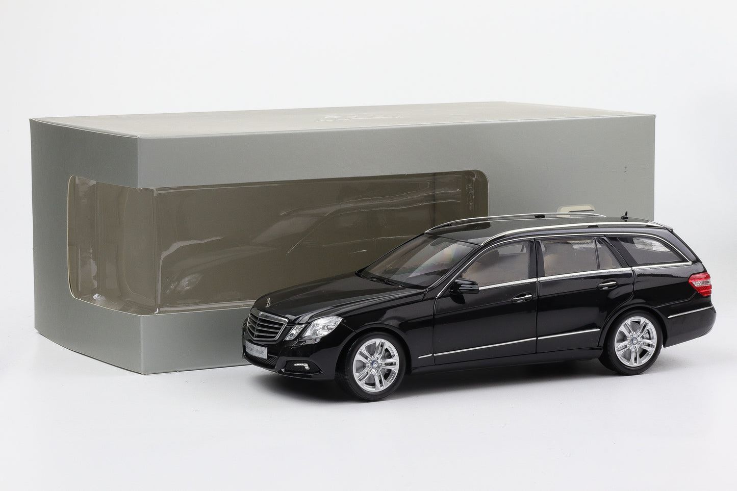 1:18 Minichamps Mercedes-Benz E-Klasse S212 T-Modell Obsidianschwarz metallic 2009