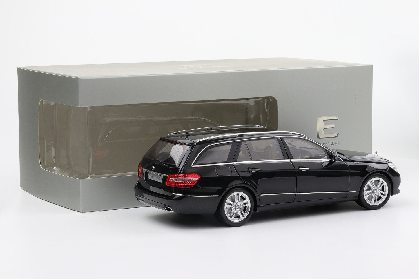 1:18 Minichamps Mercedes-Benz E-Klasse S212 T-Modell Obsidianschwarz metallic 2009