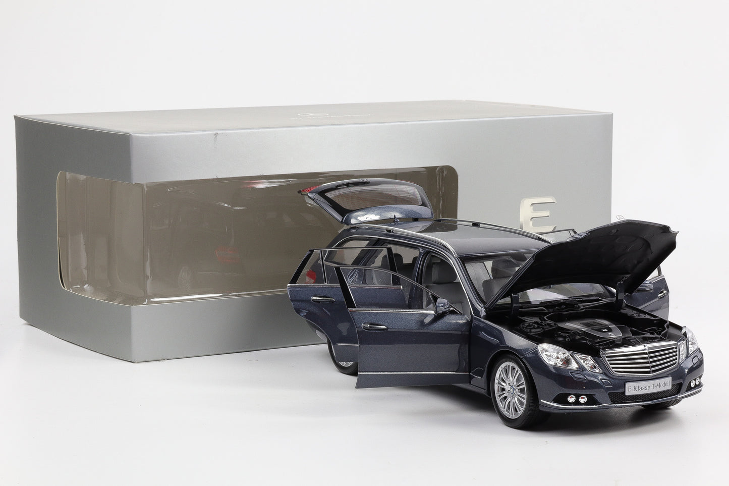 1:18 Minichamps Mercedes-Benz E-Klasse S212 T-Modell Tenoritgrau metallic