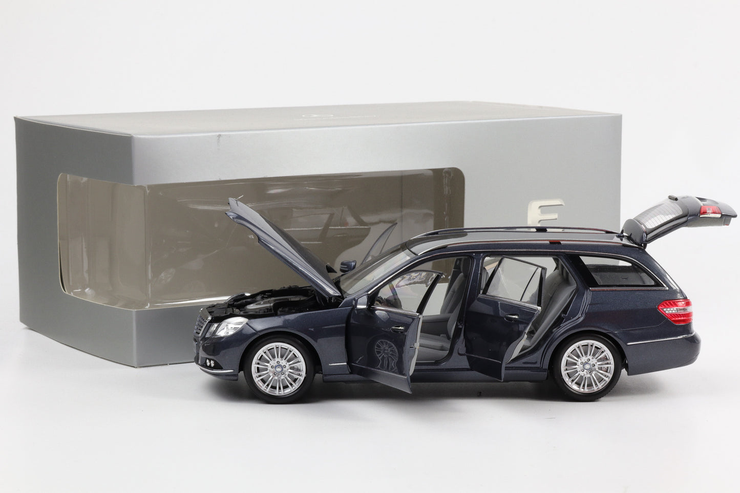 1:18 Minichamps Mercedes-Benz E-Klasse S212 T-Modell Tenoritgrau metallic