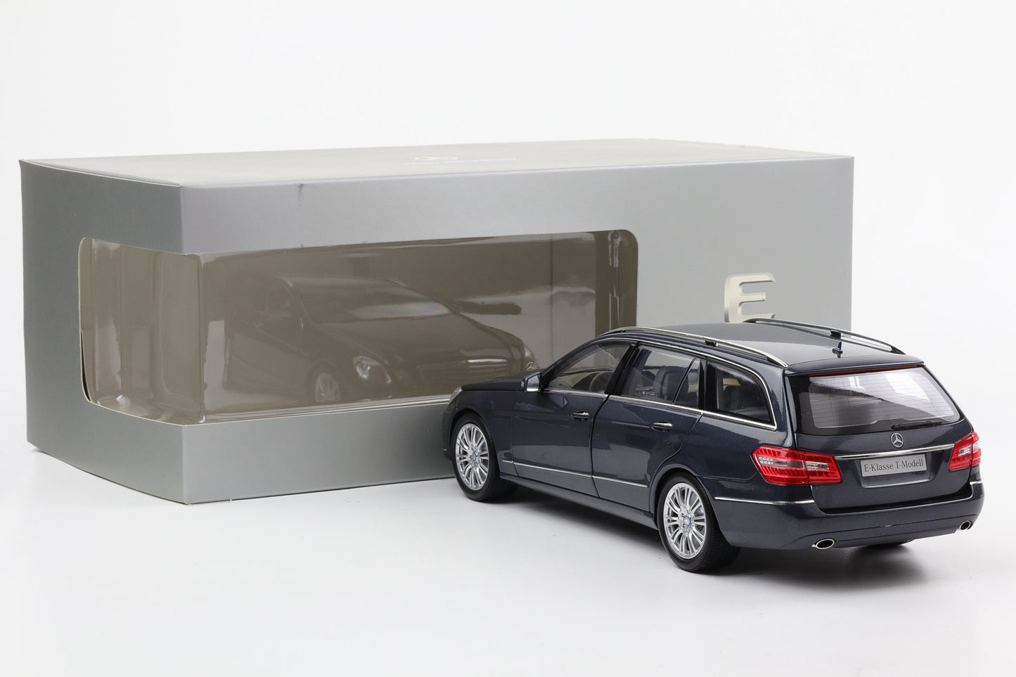 1:18 Minichamps Mercedes-Benz E-Klasse S212 T-Modell Tenoritgrau metallic