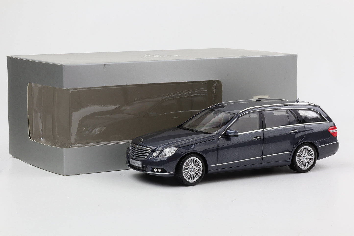 1:18 Minichamps Mercedes-Benz E-Klasse S212 T-Modell Tenoritgrau metallic