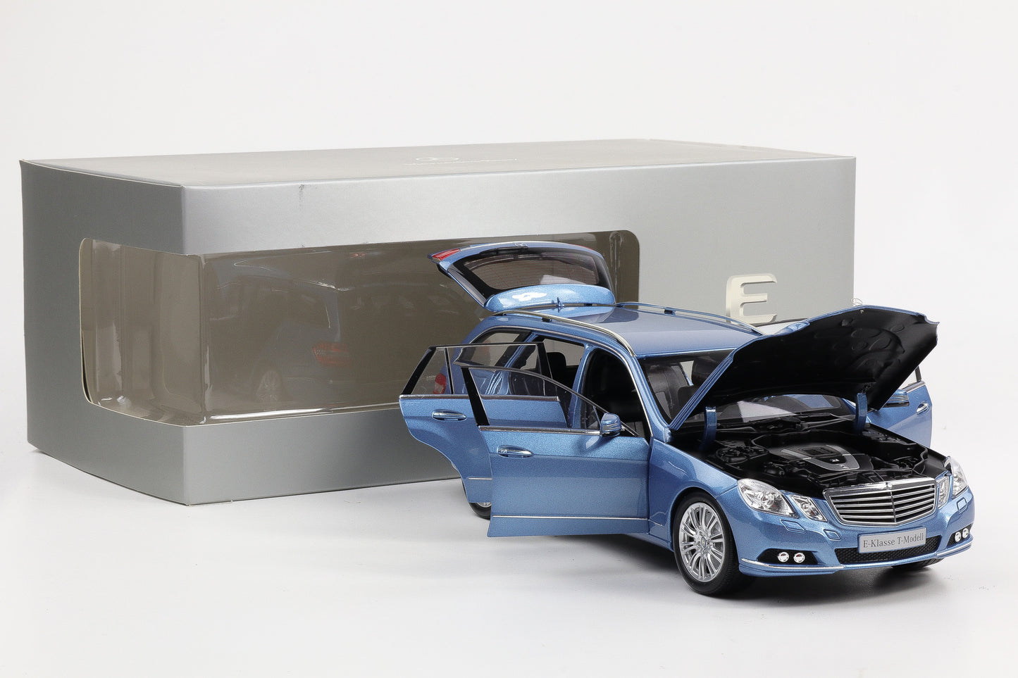 1:18 Minichamps Mercedes-Benz E-Klasse S212 T-Modell Indigolith metallic 2009