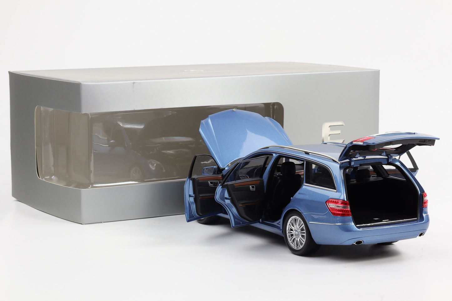 1:18 Minichamps Mercedes-Benz E-Klasse S212 T-Modell Indigolith metallic 2009
