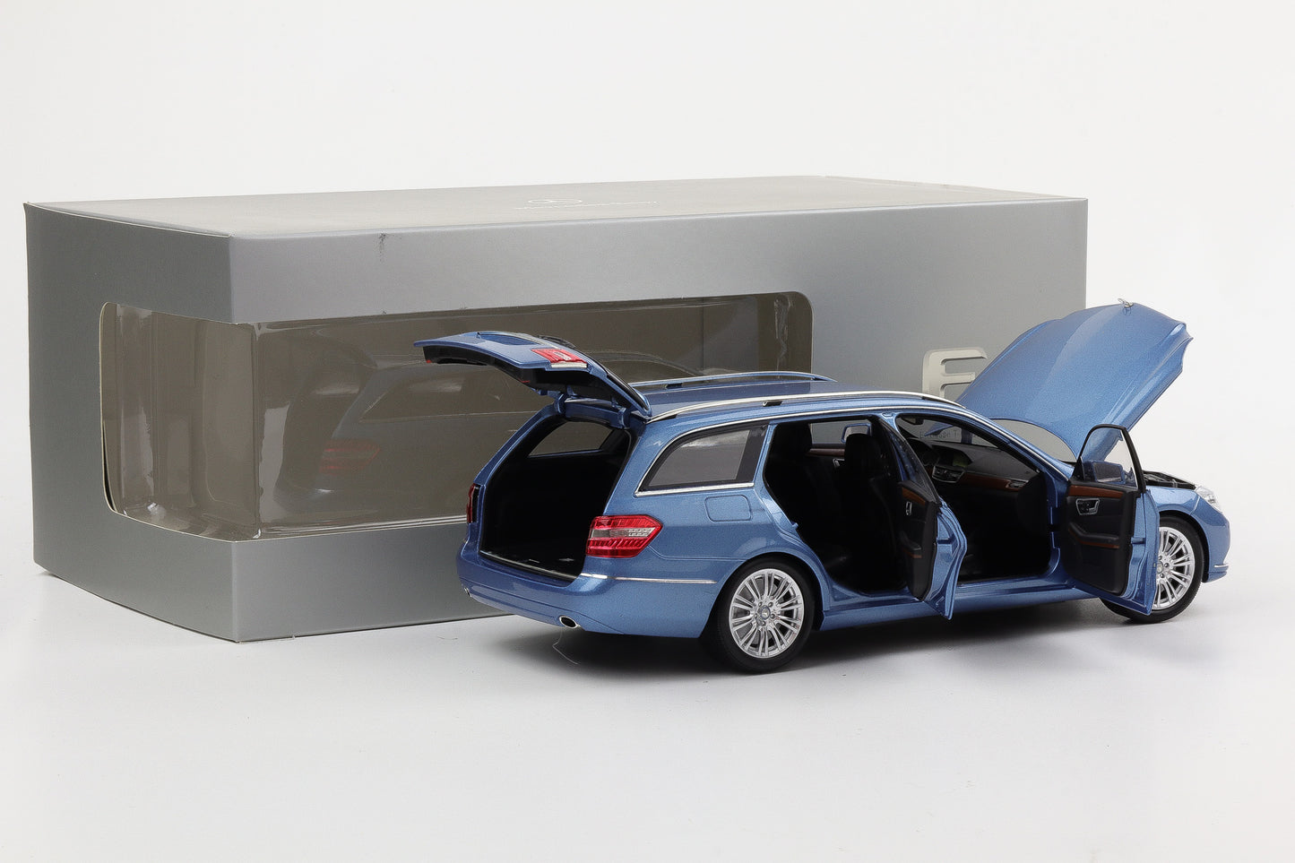 1:18 Minichamps Mercedes-Benz E-Klasse S212 T-Modell Indigolith metallic 2009