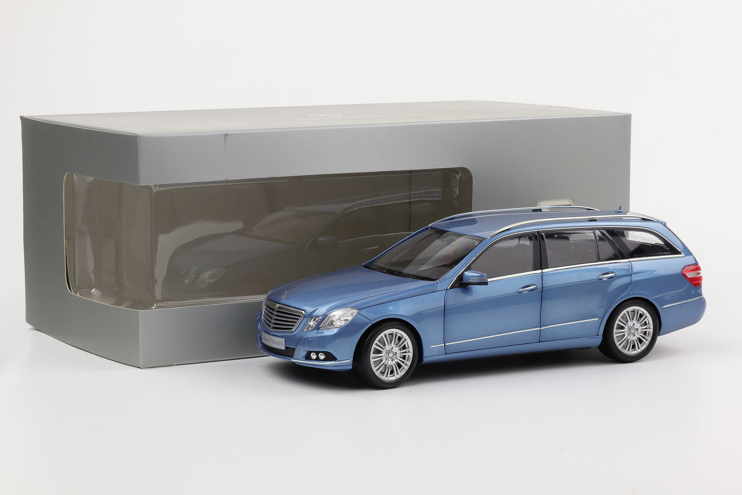 1:18 Minichamps Mercedes-Benz E-Klasse S212 T-Modell Indigolith metallic 2009