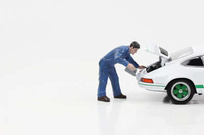 Doug, mécanicien automobile à l'échelle 1:24, remplit l'huile moteur avec des figurines American Diorama