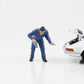 1:24 Figur Auto-Mechaniker Doug füllt Motoröl ein American Diorama Figuren