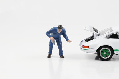 Doug, mécanicien automobile à l'échelle 1:24, remplit l'huile moteur avec des figurines American Diorama
