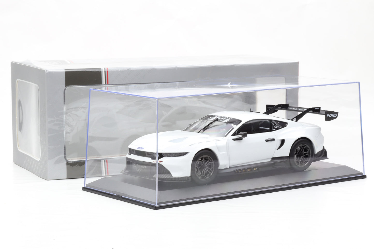 1:18 IXO Ford Mustang GT3 Racing Spec Plain Body Version 2024 + Vitrine