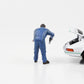 1:24 Figur Auto-Mechaniker Doug füllt Motoröl ein American Diorama Figuren