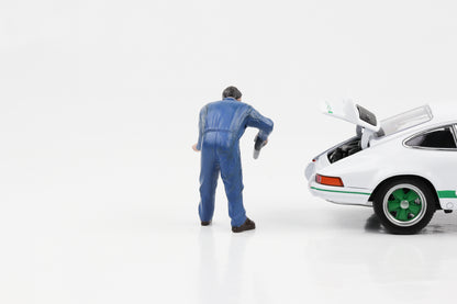 Doug, mecânico de automóveis com figura 1:24, enche óleo de motor com figuras do Diorama Americano