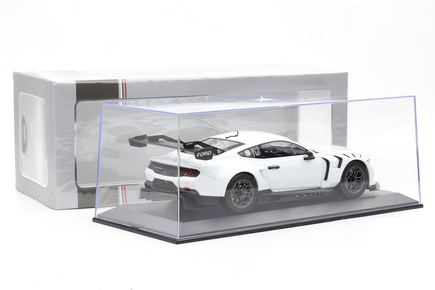 1:18 IXO Ford Mustang GT3 Racing Spec Plain Body Version 2024 + Vitrine