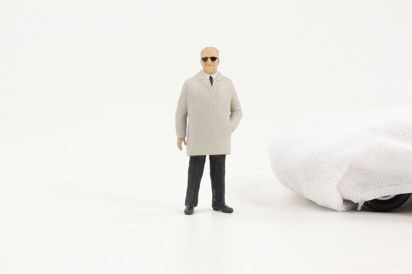 1:18 Cartrix Figur Enzo Ferrari Brille Mantel Italien