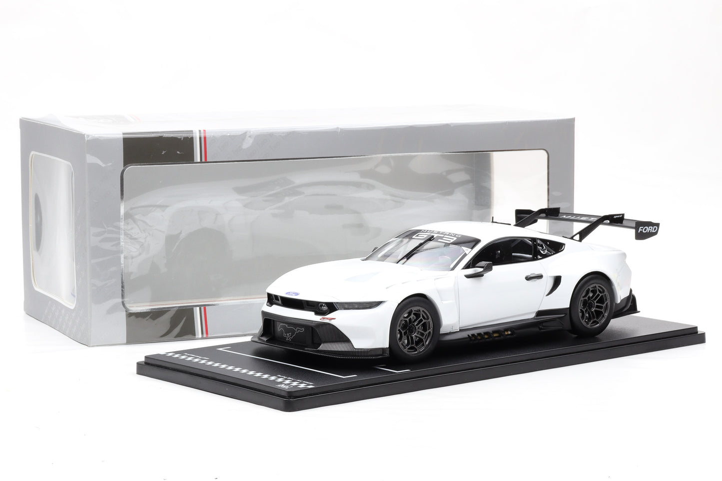 1:18 IXO Ford Mustang GT3 Racing Spec Plain Body Version 2024 + Vitrine