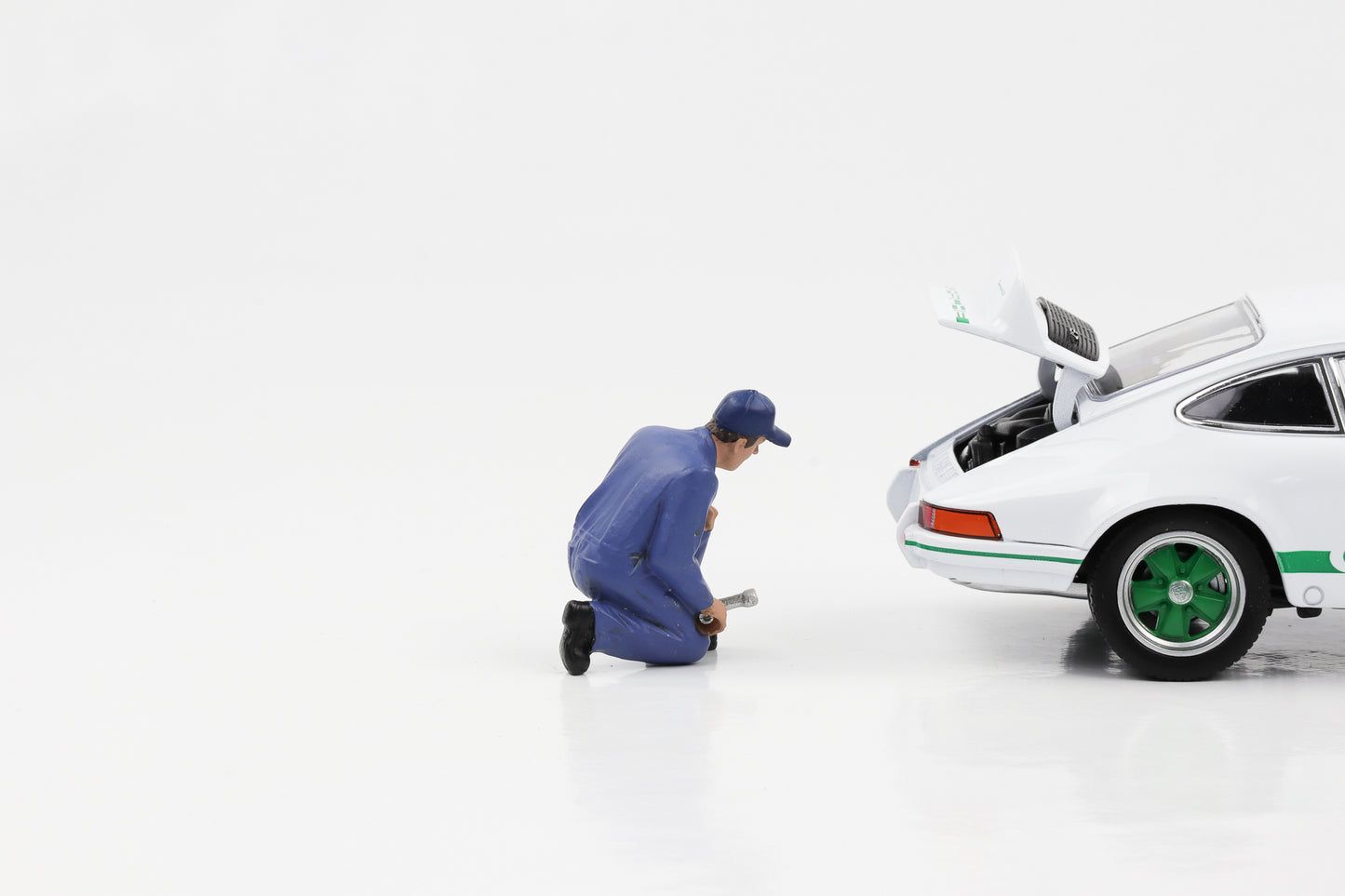 Juan, meccanico di automobili in scala 1:24 con chiave per dadi della ruota. Figure di Diorama americano