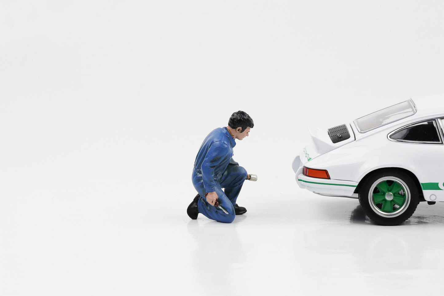 1:24 Figure Auto Mechanic Jerry Kneeling Screwdriver American Diorama Figures