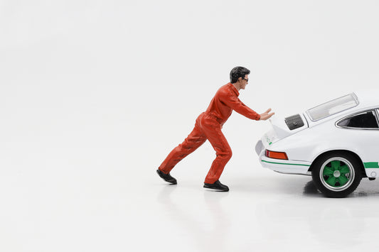 Figura 1:24 Ken, mecânico de corrida clássico, empurrando figuras laranja do Diorama Americano