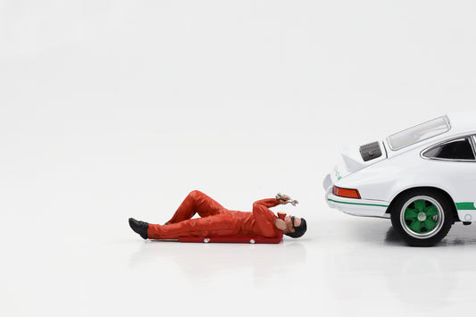 Figura 1:24, mecânico de corrida clássico, Paul deitado, laranja, figuras do Diorama Americano