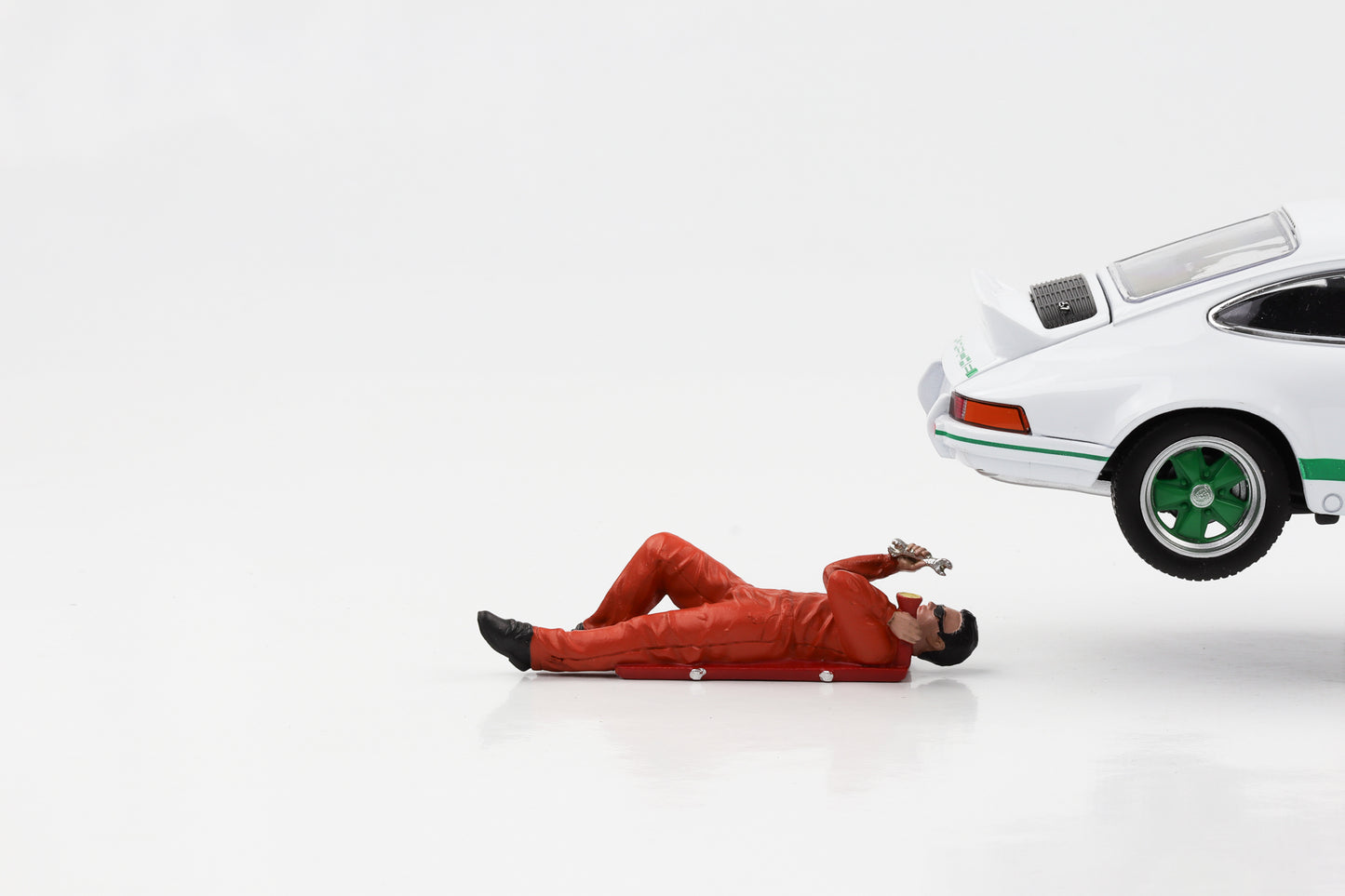 1:24 Figur Classic Race Mechaniker Paul liegend orange American Diorama Figuren