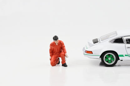 Figura 1:24 Il meccanico da corsa classico Jerry inginocchiato con figure arancioni del Diorama americano
