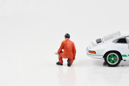 Figura 1:24, mecânico de corrida clássico Jerry ajoelhado, figuras laranja do Diorama Americano