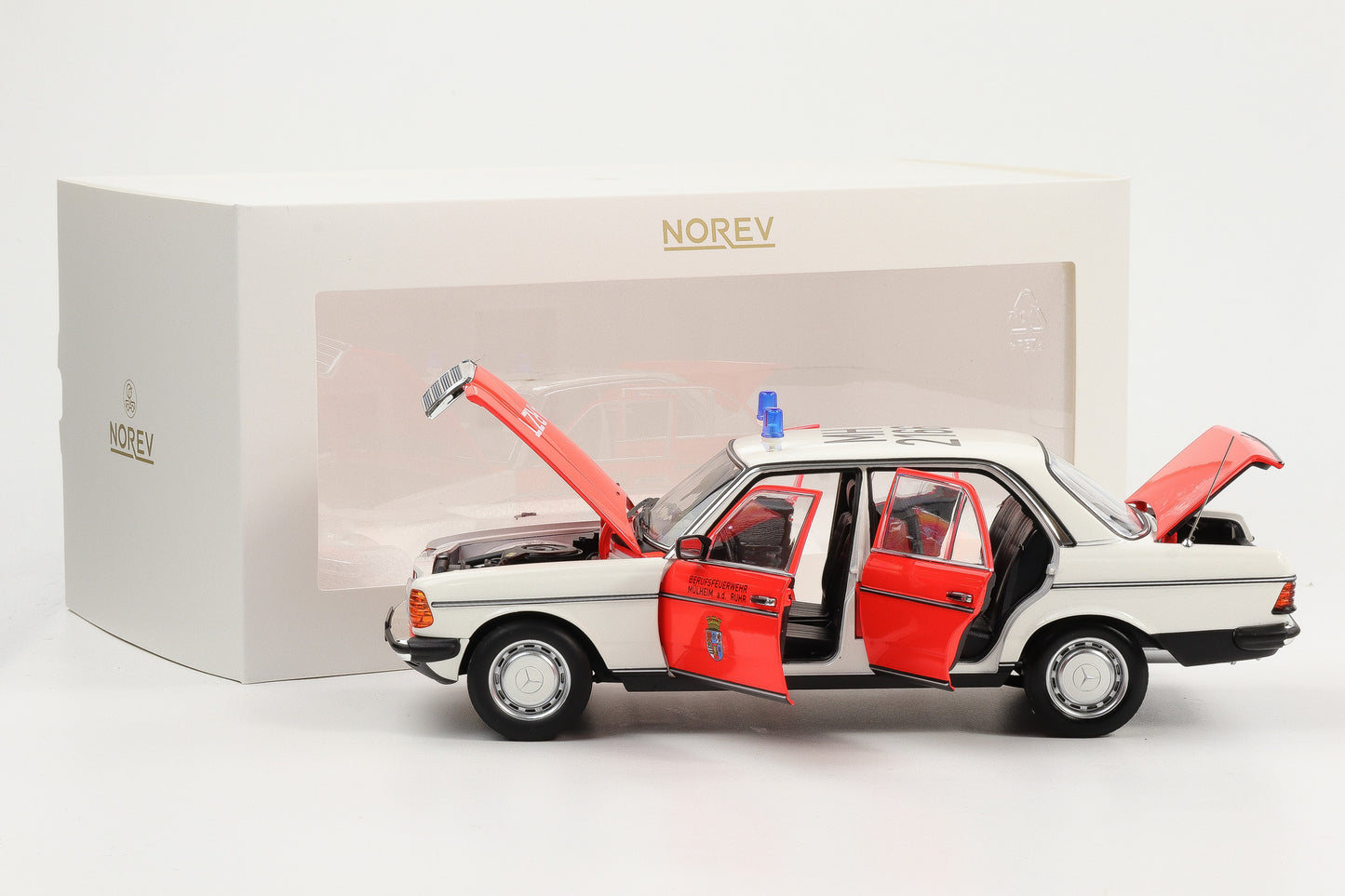 1:18 Norev Mercedes-Benz 200 W123 Limousine Notarzt Ambulance 1984 183834