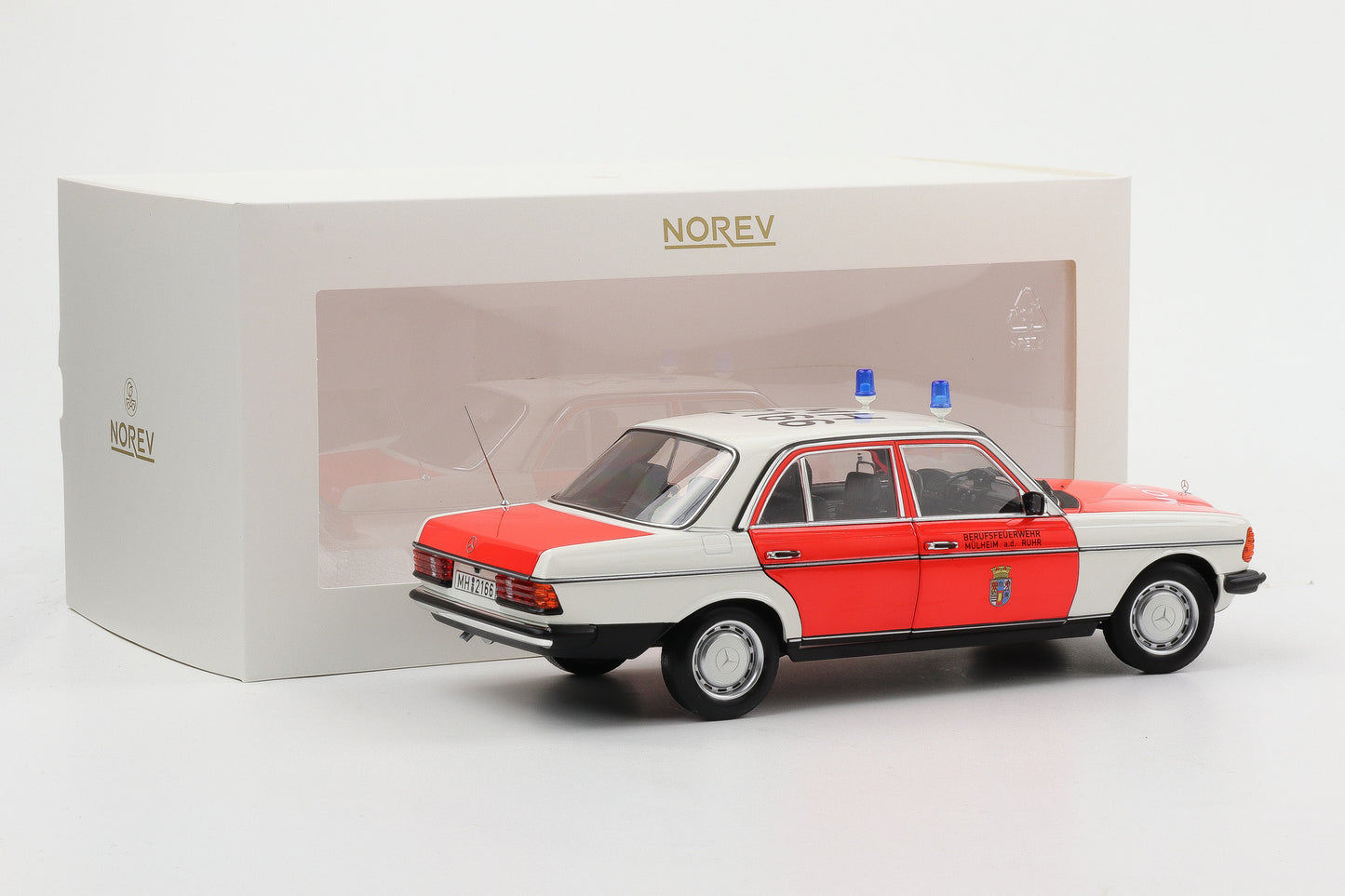 1:18 Norev Mercedes-Benz 200 W123 Limousine Notarzt Ambulance 1984 183834